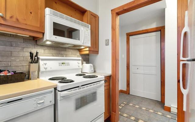 Les Eaux 225-1 by Escapades Tremblant