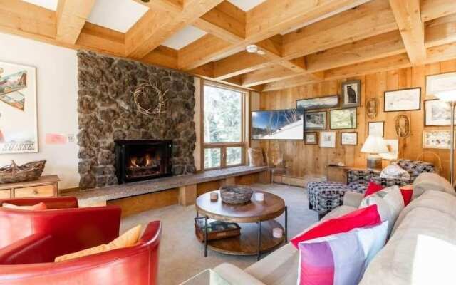 Treetops Condo Short Walk to Base of Eagle Bahn Gondola by RedAwning