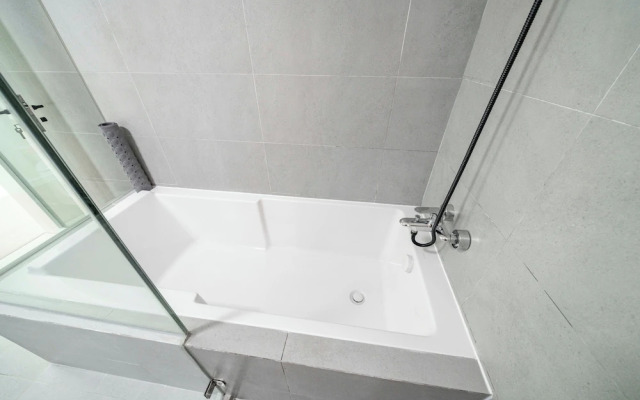 Tyms Stylish 3BR 2BA Apt Xujiahui Shops