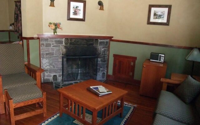 Johnston Canyon Lodge and Bungalows