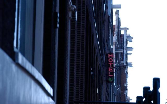 Hotel 83