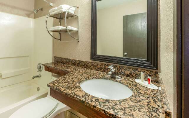 Super 8 by Wyndham Roseville/Detroit Area