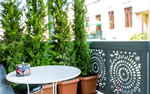 Cozy 2BR apt w Balcony on Aghmashenebeli ave