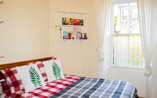 Bright Flat In Edinburgh With Private Garden