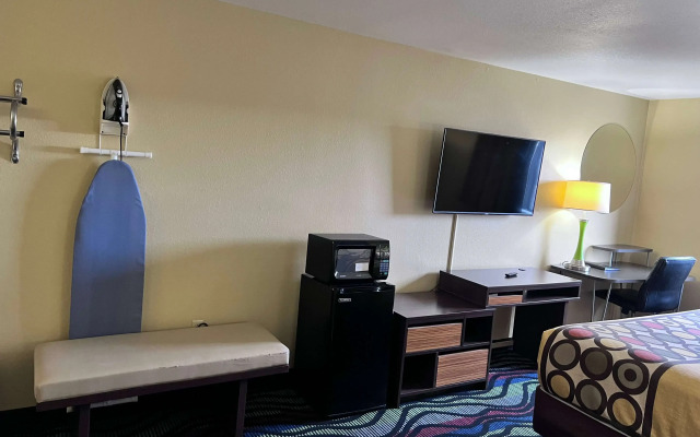 Super 8 by Wyndham Farmington