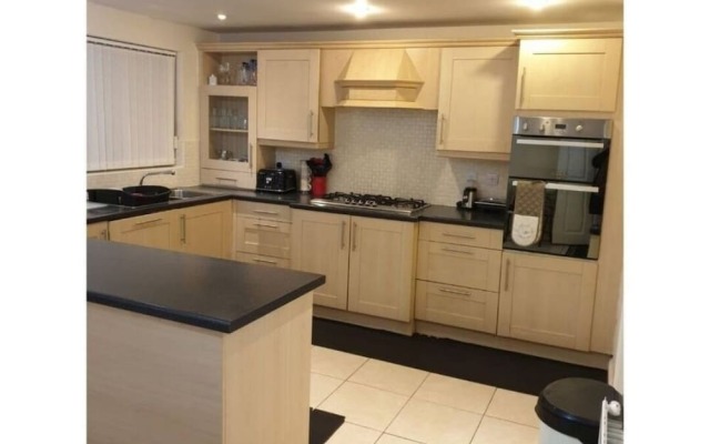 Stunning 4-bed House in Walsall