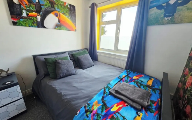 3 Bed House Stunning Views And Free Parking