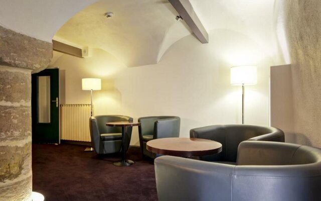 Le Phenix Hotel