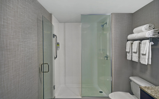 Holiday Inn Express & Suites Cincinnati Riverfront by IHG