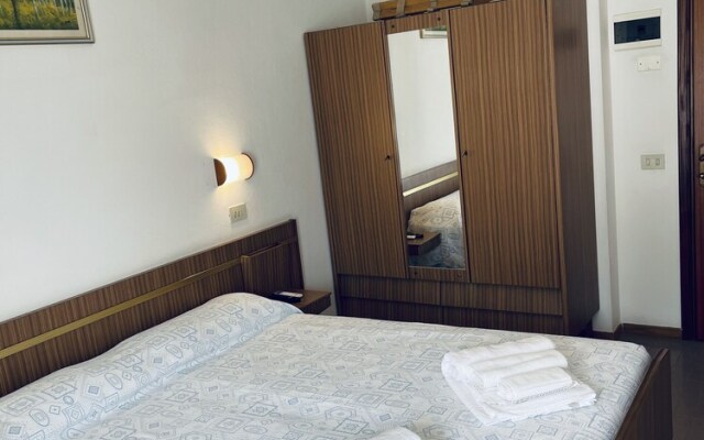 Hotel Sara - 2 Guests Room - n 8