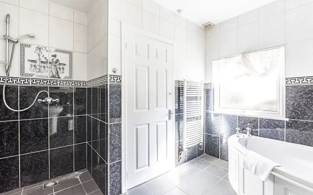 Spacious 4 Bed Apartment Near Tooting Gardens