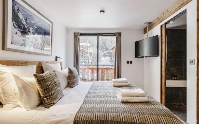 Chalet Black Squirrel Luxury Retreat With hot tub Sauna