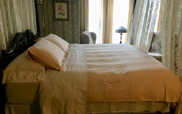 Bread & Roses Inn