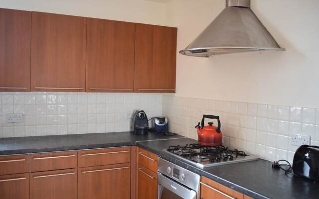 Sunny & Spacious 2 Bed Flat in North West London