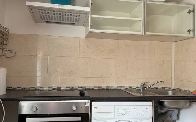 Serene Uxbridge Retreat With Central Heating & Free Parking