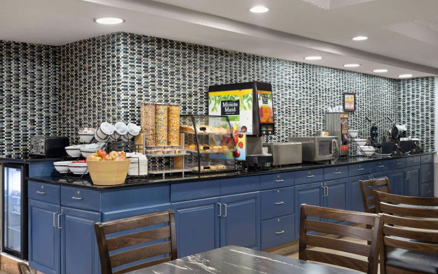 AmericInn by Wyndham Shakopee Near Canterbury Park
