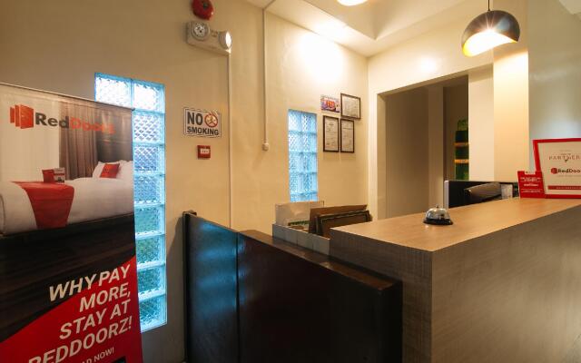RedDoorz @ Golite Old Albay - Hostel