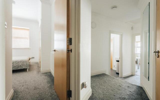 Spacious 2 bedroom flat near beach and town centre