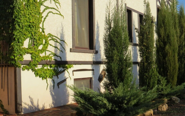 Yakor Guest House