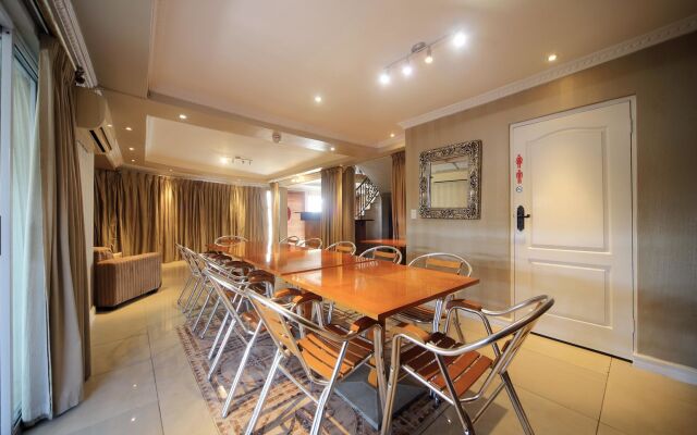 Savoy Lodge Cape Town