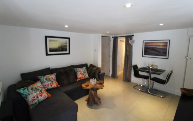 Beautiful Cosy 1 Bedroom Basement Apartment