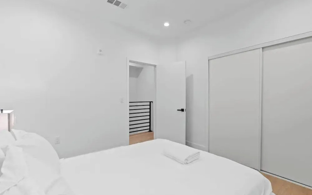 Not Affected by the Fire/modern Spacious Home With Parking & Fully Equipped Kitchen #3