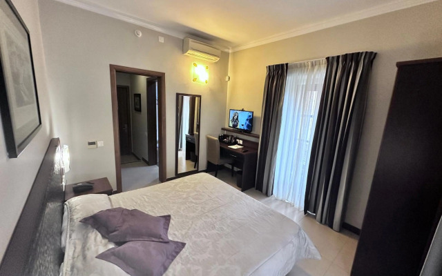 Grand Harbour Hotel
