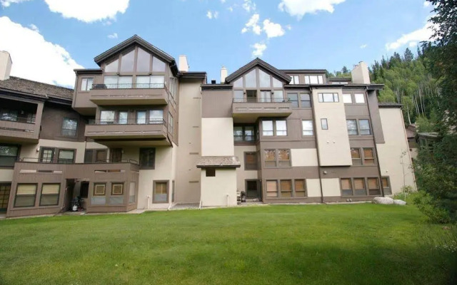 Northwoods Luxury Condo Close to Chairlift by RedAwning