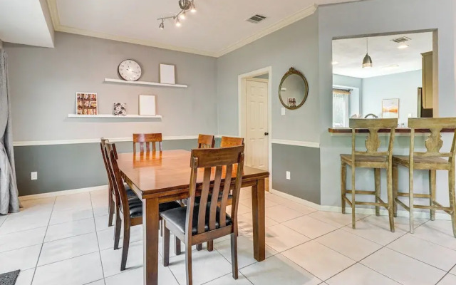 Deck & Greenbelt Access: Lovely Austin Home
