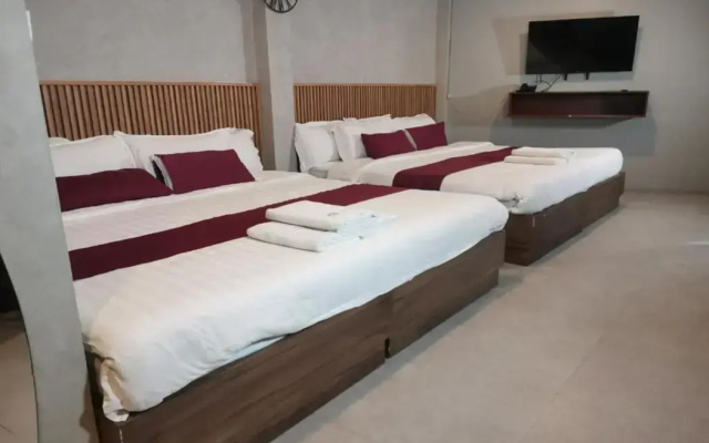 Townhouse Oak Grey Hotel Near Clark International Airport