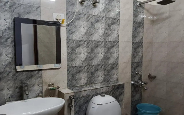 OYO 16721 Divine Hotel