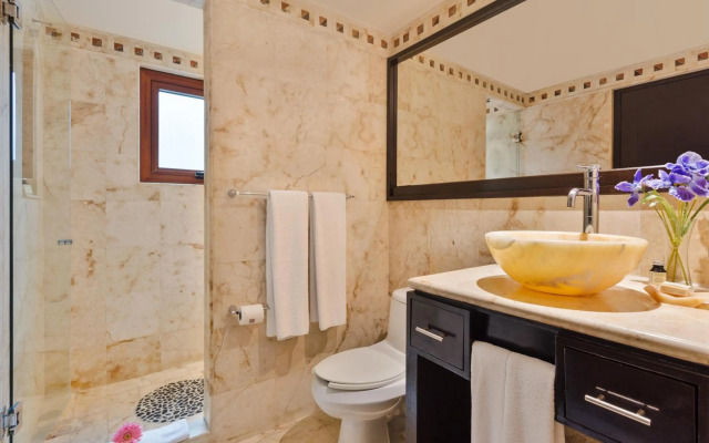 El Taj Oceanfront & Beachside Condo Hotel