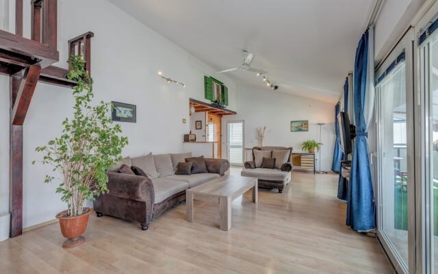 Spacious Apartment w Three Balconies and Parking