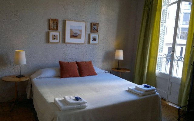 Ally's Guest House Barcelona B&B