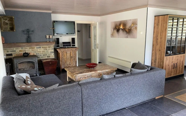 Luxurious Holiday Home with Hot Tub & Sauna in Houffalize