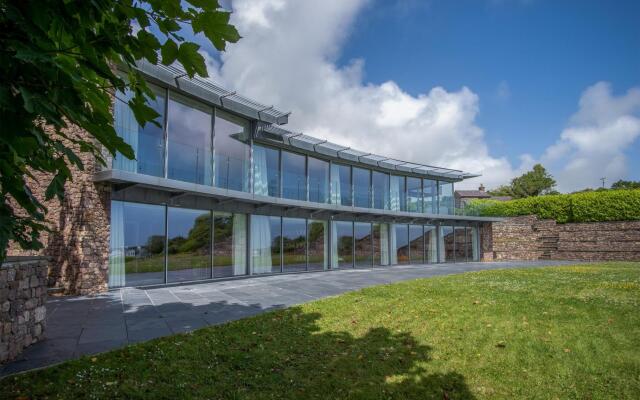 Bryn House - Luxurious 5 Bedroom Holiday Home - Penmaen