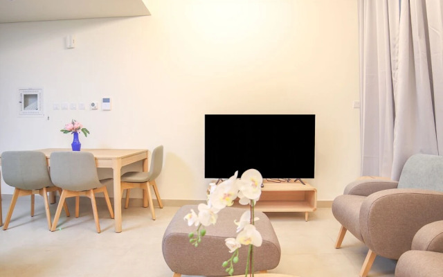 2 Bedroom Apartment- Azizi Plaza