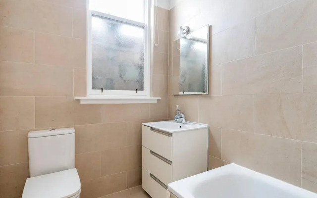 Stunning 5 Bedroom Large Apartment With Parking