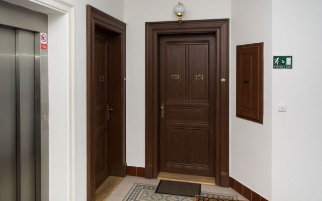 Decadent Art Deco Apartment in Old Town