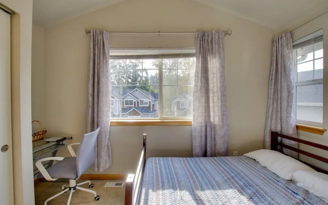 Charming Everett Townhome - 3 Mi to Downtown!