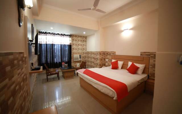 OYO 15561 Corporate Villa