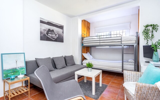 Beachside Apartment with Garden Ref 89