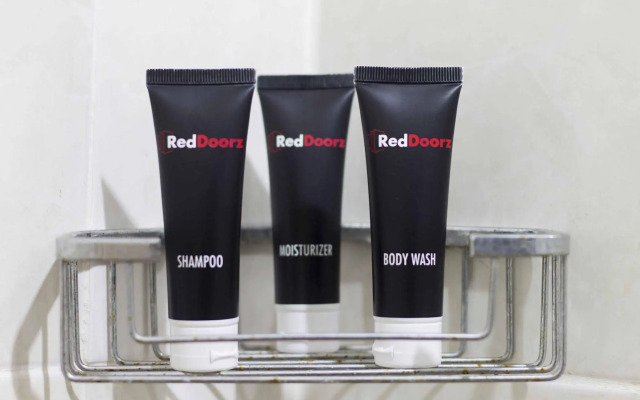 RedDoorz Plus @ Cibogo Bawah