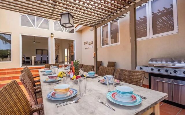 Spacious 6BR Villa w Pool Close2beach Sleeps 16