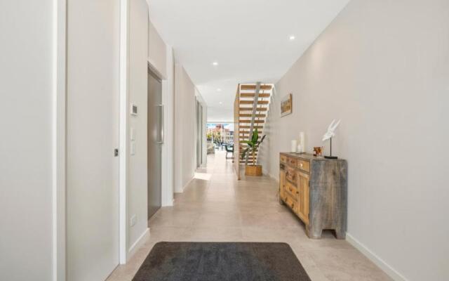 Tranquility Waters - Whangaparaoa Holiday Home