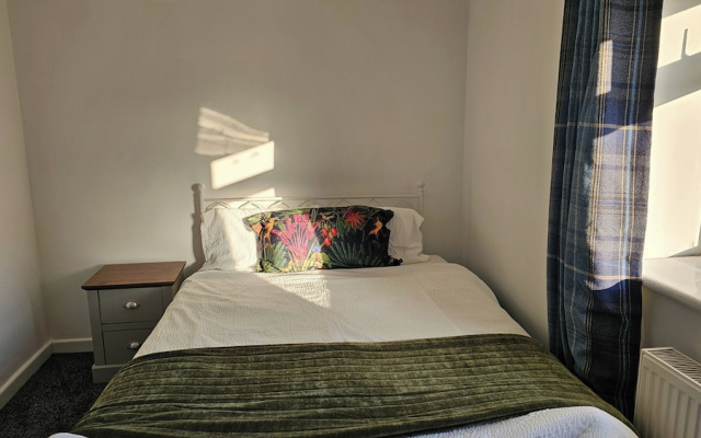 Pet Friendly - 3 Bedrooms - 6 Guests - Parking