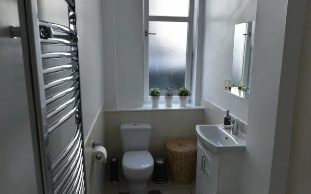First - Meadowbank House Apartment