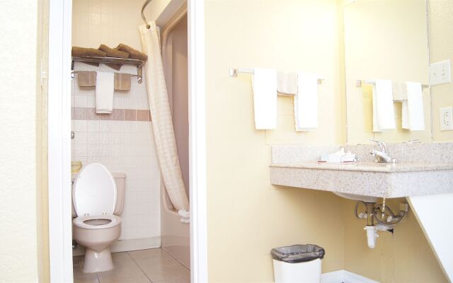 Holiday Lodge & Suites