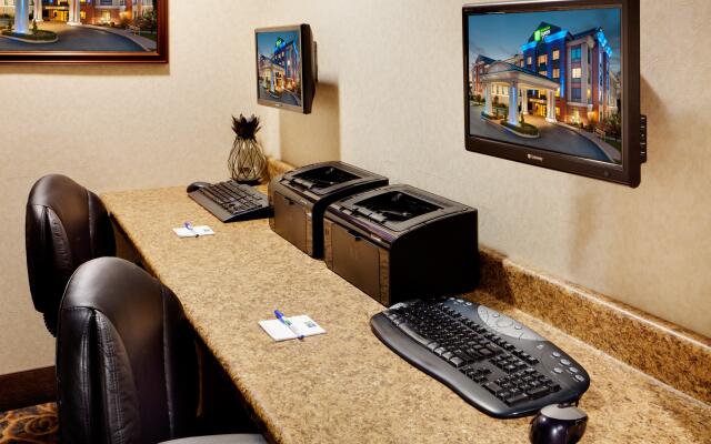 Holiday Inn Express Hotel & Suites Warwick-Providence (Arpt), an IHG Hotel