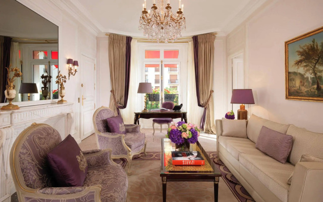 Plaza Athenee Hotel